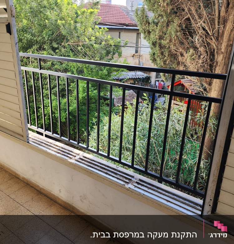 מעקה מתכת שחור עם תריסים פתוחים